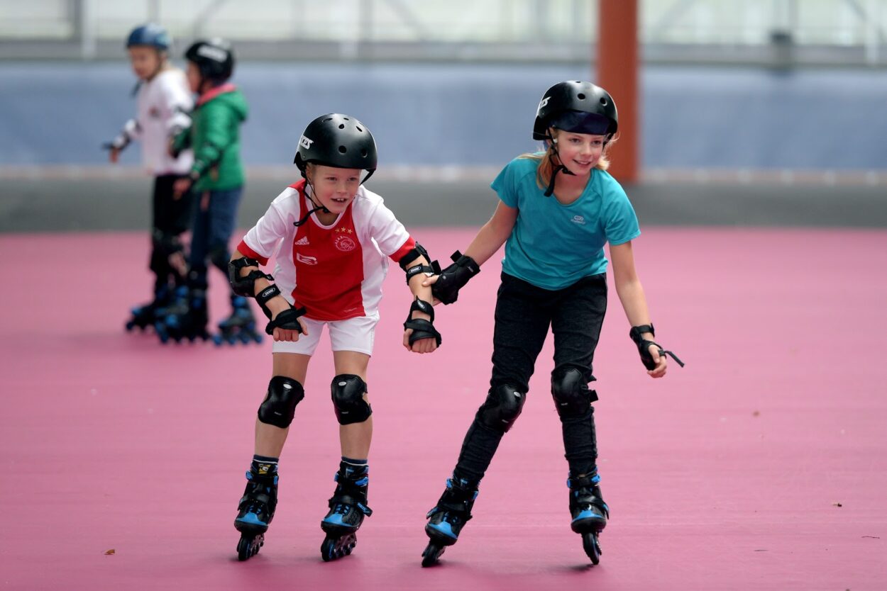 Kinderen skeeleren in Súdwest-Fryslân